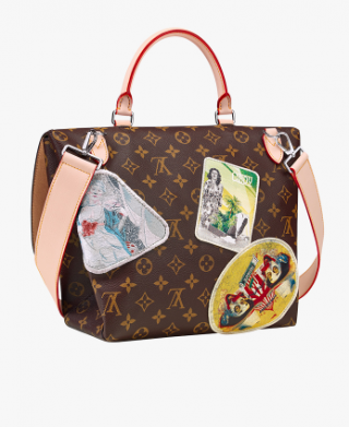 Bolsa retangular grande em couro mole de fundo marrom com o monograma LV cuja sobriedade é quebrada por aplicações de selos grandes coloridos imitando os selos de malas antigas de viagem. Com duas alças em couro rosado - uma curta e a outra longa para usar a tiracolo, ambas tem um friso vermelho que dão um toque moderno e alegre.