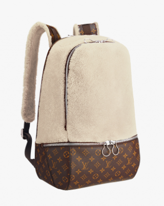 Bolsa Louis Vitton, tipo mochila , toda aveludada na cor creme , tanto nas alças e na parte superior, na base a famosa cor marrom com os símbolos LV da marca.