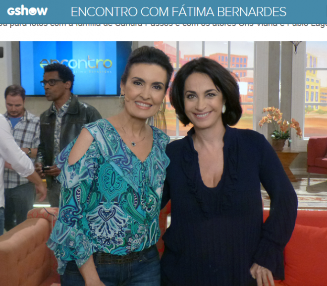Fátima Bernardes e Claudia Matarazzo no Programa Encontro com Fátima Bernardes -  Fátima está a esquerda em foto do tronco frontal, ela veste uma blusa azul turquesa com muitos desenhos em outros tons, e Claudia a direita, veste uma blusa azul escura, com decote e mangas compridas. Ambas estão sorrindo para a câmera