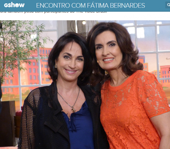 Claudia Matarazzo e Fátima Bernardes durante o programa Encontro com Fátima Bernardes - Claudia veste blusa azul bic e um casaquinho preto rendado, Fatima veste uma blusa cor coral, ambas estão sorrindo