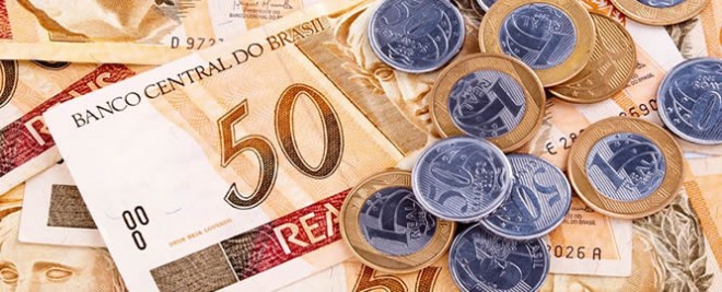 imagem mostra notas de 50 reais e moedas de 1 real e 50 centavos.