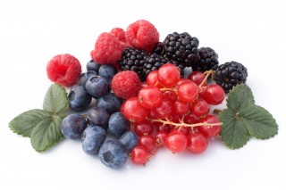 frutas berries, frutas vermelhas amontoadas, vários tons de vermelho