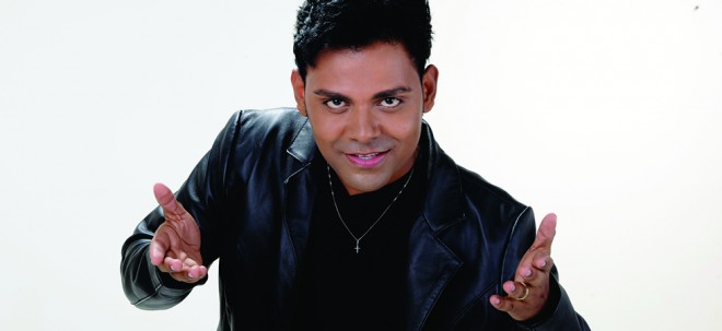 Cantor Pablo jovem e moreno, em foto close vestido de preto, olhando firmemente para a lente