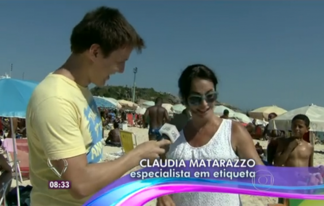 Claudia Matarazzo, numa reportagem do Programa Mais Você, da Rede Globo, junto ao repórter Felipe Suhre, na praia do Arpoador ,no Rio de janeiro, ela usa uma saia de praia branca com detalhes e ele usa uma camiseta amarela e na sua mão direita tem o microfone da entrevista