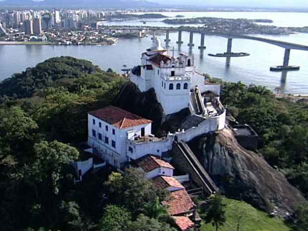 Igreja e Convento de Nossa Senhora da Penha, em Vila Velha, Espirito Santo. Na imagem , aparece toda a construção, na cor branca no topo de um monte sobre as pedras e apenas uma escada de muitos degraus.