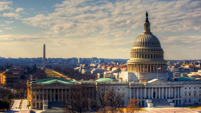 Imagem aérea de Washington DC, onde a esquerda vemos o topo do prédio do Capitol, e demais predios clássicos.
