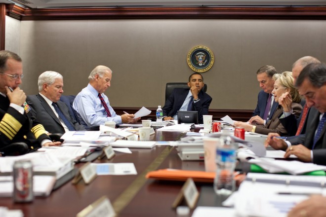 Numa reunião de cúpula da Casa Branca nos Estados Unidos. Presidente Barack Obama, está ao centro, e ao seu lado, diversas autoridades do governo americano. entre elas Hillary Clinton.