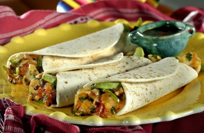 KRT FOOD STORY SLUGGED: DINNERTONIGHT KRT PHOTOGRAPH BY BOB FILA/CHICAGO TRIBUNE (May 17) A little bit of time invested on chopping vegetables yields dividends as these shrimp fajitas cook and assemble very quickly. (nk) 2004