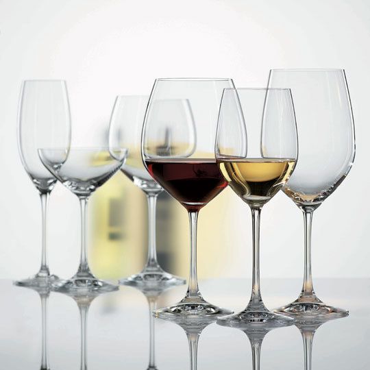 vários tipos de taças sobre uma bancada, desde taça para vinhos brancos até as mais bojudas para vinhos tintos e encorpados 