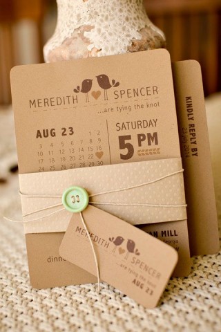 convite de casamento, em forma de calendário, feito num papel tipo papelão com escritas em marrom escuro.