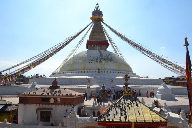 Stupa em Boudhanat, um dos mais importantes do budismo. Predio construido em forma redonda, com muitas cordas com bandeirolas, presa no topo da torre.