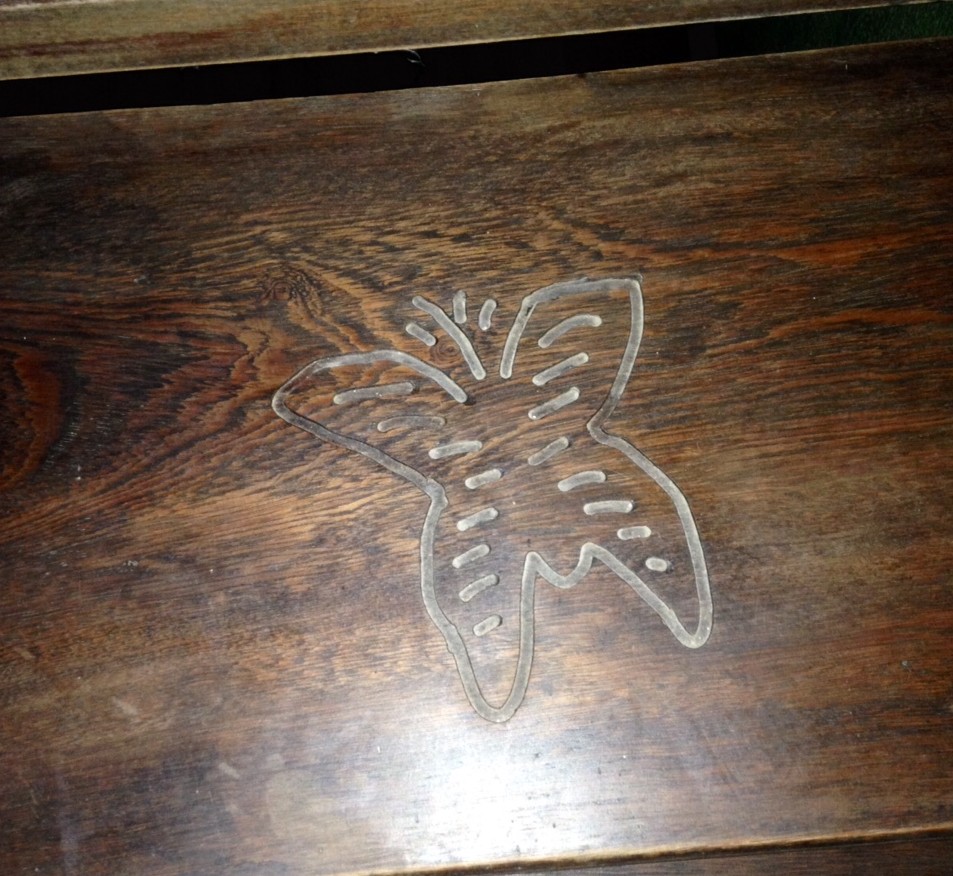 detalhe de um degrau em madeira, do Hotel Aquiraz, em Fortaleza, onde está esculpida uma borboleta.