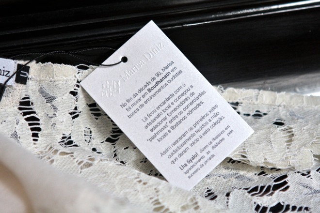 etiqueta em papel branco preso num tecido. com dizeres Marisa Diniz, ter morado em Boudhanat no Nepal e com o agradecimento tibetano Lha Gayalol