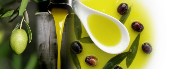 imagem com azeite de oliva com algumas azeitonas pretas e um colher de cerâmica com azeite, e ao lado um bico jorrando azeite e uma grande azeitona verde ainda no galho.