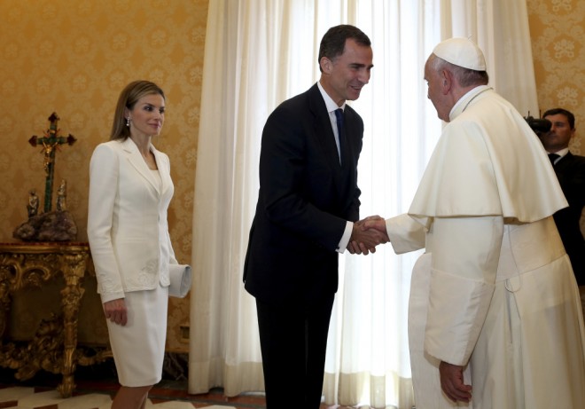 Papa Francisco em seu gabinete da Biblioteca do Vaticano, recebe o Rei Felipe da Espanha , usando terno escuro e faz reverência a Sua Santidade, e logo atrás a Rainha Letízia, usando conjunto branco.