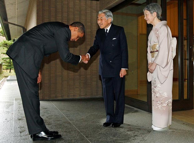 Presidente Barack Obama, dos Estados Unidos da América, em sua visita oficial ao Japão é recebido por Sua Majestade Imperial Akihito do Japão. Obama em sinal de respeito, faz uma curvatura ao cumprimentar o Imperador, que lhe estende a mão em forma de cumprimento; Ao lado a Imperatriz Mitiko. usando os trajes típicos japoneses.