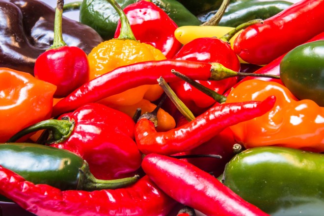 Imagens de muitas pimentas juntas , de todos os tipos. Todas amontoadas.