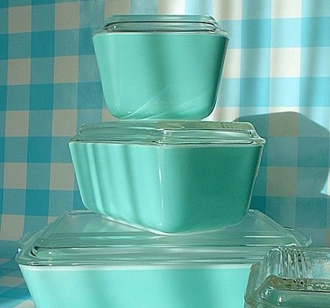 3 potes retangulares em vidro turquesa empilhados com a tampa de vidro transparente canelada.