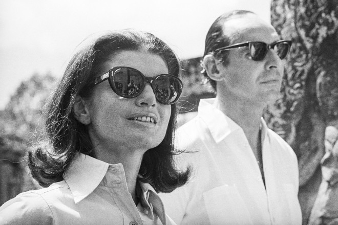 Lord Harlech ao lado de Jackie Kennedy - Ele veste terno escuro e ela veste um conjunto , cor clara. (a foto é preto e branco)