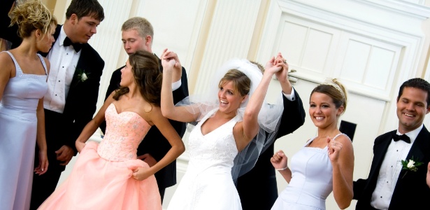 micos-casamento-pista-de-danca-noiva-convidados-1374094265326_615x300