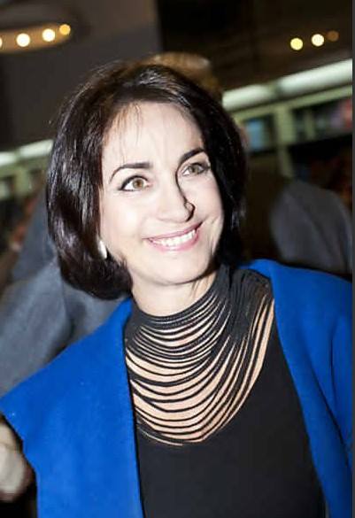 foto da Claudia Matarazzo, na noite do lançamento do livro do Ronnie Von, na Livraria FNAC, estava com cabelos channer (castanhos escuros), usava um lindo colar de varias voltas e casaco azul e blusa preta por baixo.