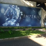 Imagem do outdoor (painel) junto a porta do estúdio da novela Império no Projac Rede Globo, Rio de Janeiro. Os estúdios são galpões.