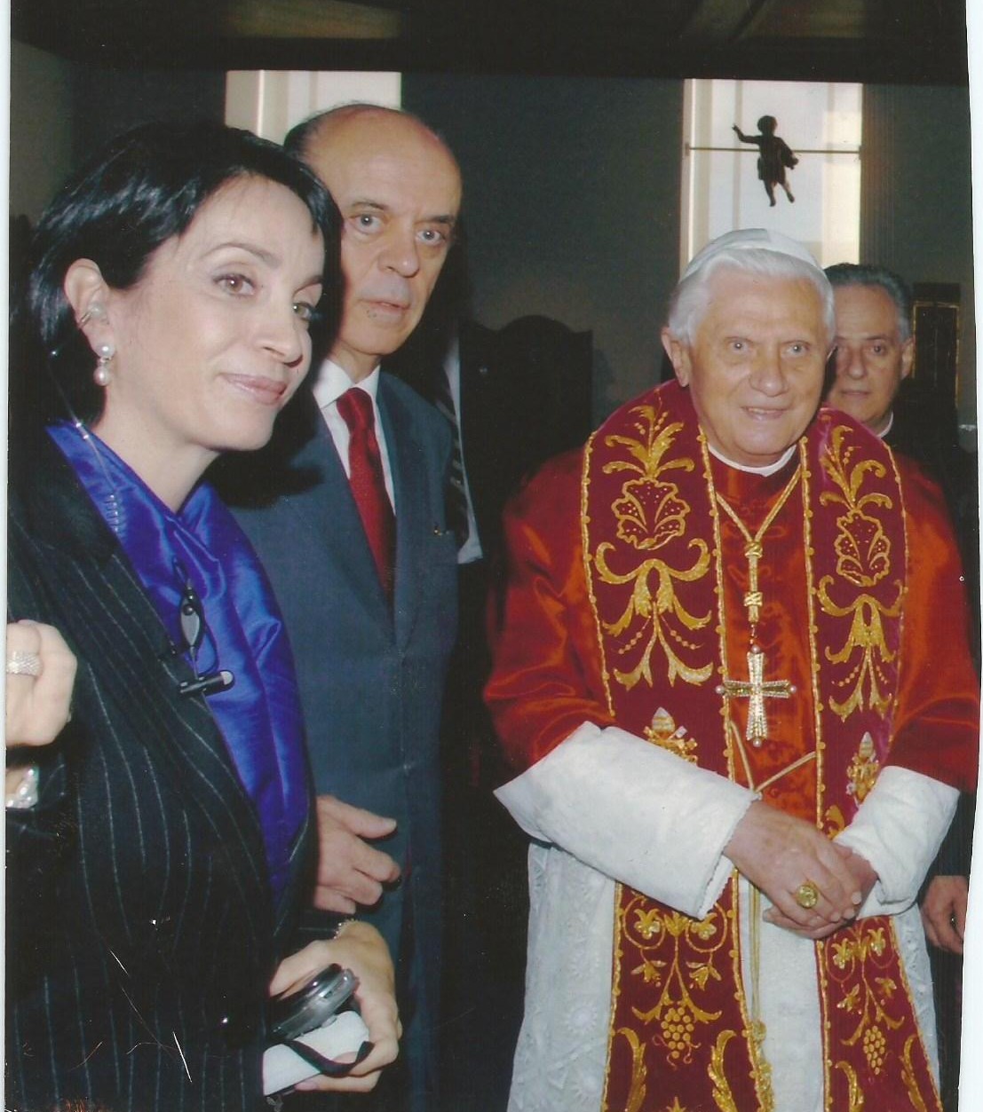 foto do Papa Bento XVI junto ao Governador José Serra e Claudia Matarazzo