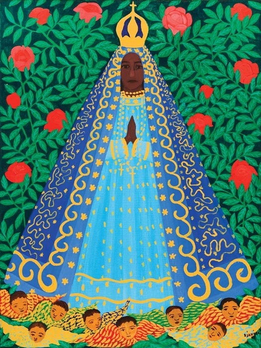 Imagem da Nossa Senhora Aparecida, pintura de Djanira, onde temos no fundo muitas folhas verdes com rosas vermelhas espalhadas ao centro a imagem da santa com seu manto azul com muitos detalhes em amarelo, abaixo vários rostos de anjinhos com asas
