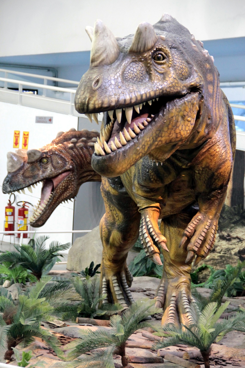estatua de um dinossauro gigante