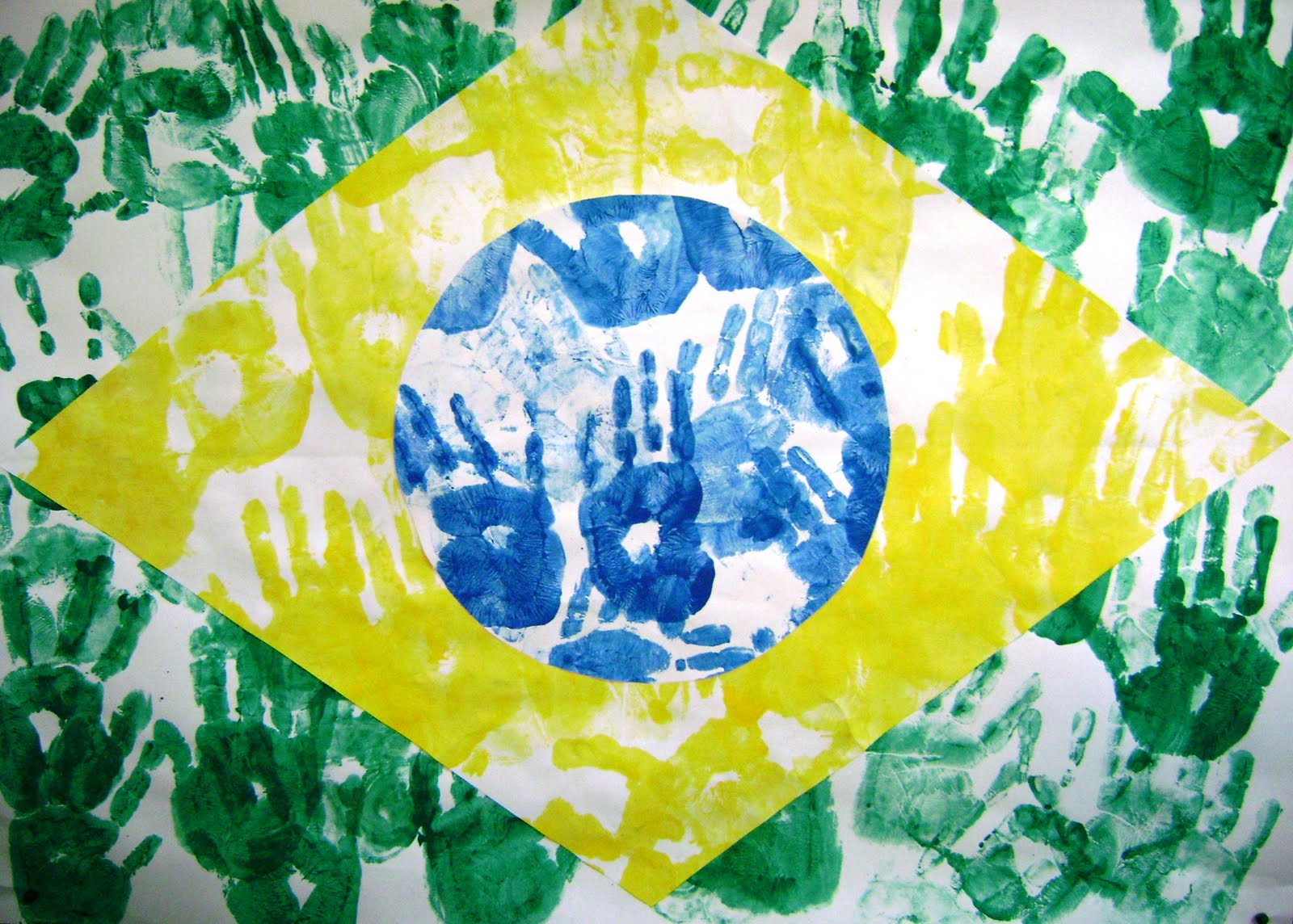 bandeira do brasil formada com mãos de crianças carimbada em verde, amarelo e azul