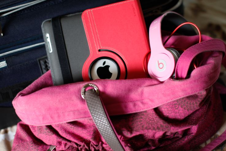 Bolsa rosa pink de tecido. Dentro tem um Ipad tb com capa rosa e um fone de ouvido. Bagagem perfeita para uma adolescente em férias