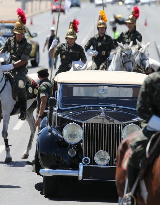 Imagem do ensaio da posse presidencial em Brasilia - ladeado por militares do Regimento de Cavalaria o carro oficial transita na Esplanada dos Ministérios.