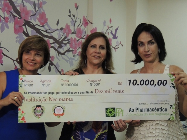 Entrega do cheque da Campanha "Formula do Bem, do Ao Pharmacêutico de Santos, na imagem Rosangela, Claudia Matarazzo seguram o cheque enorme constando o valor de 10.000,00 reais.