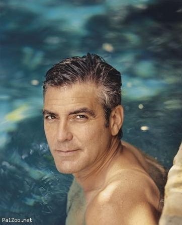 Ator George Clooney, junto a borda de uma piscina, numa imagem apenas do rosto.