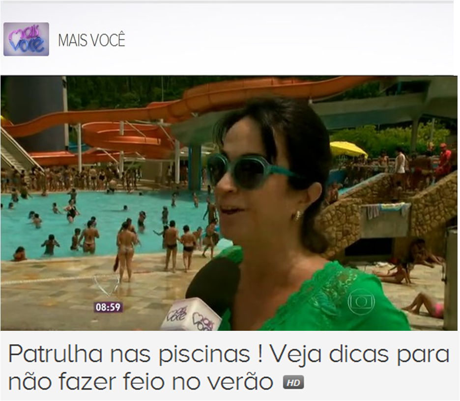 Claudia Matarazzo numa reportagem para o Programa Mais Voce da Rede Globo, está na borda de uma piscina popular, usando uma saia de praia verde e óculos escuros, atrás na imagem uma piscina lotada com milhares de pessoas.