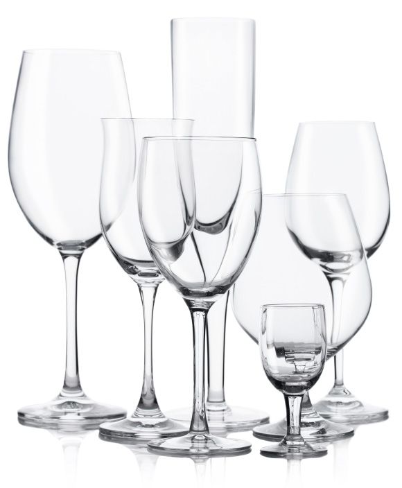 taças de cristal, posicionadas todas juntas, de vinho tinto, vinho branco, água, licor, frisante, champanhe,