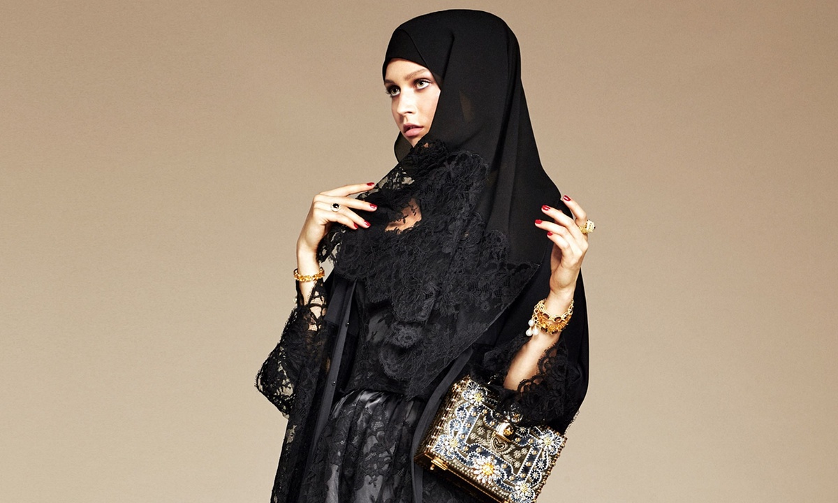 De olho em consumidoras que conhecem pouca crise a grief italiana italiana de luxo Dolce a Gabbana lançou a sua primeira coleção para mulheres muçulmanas.