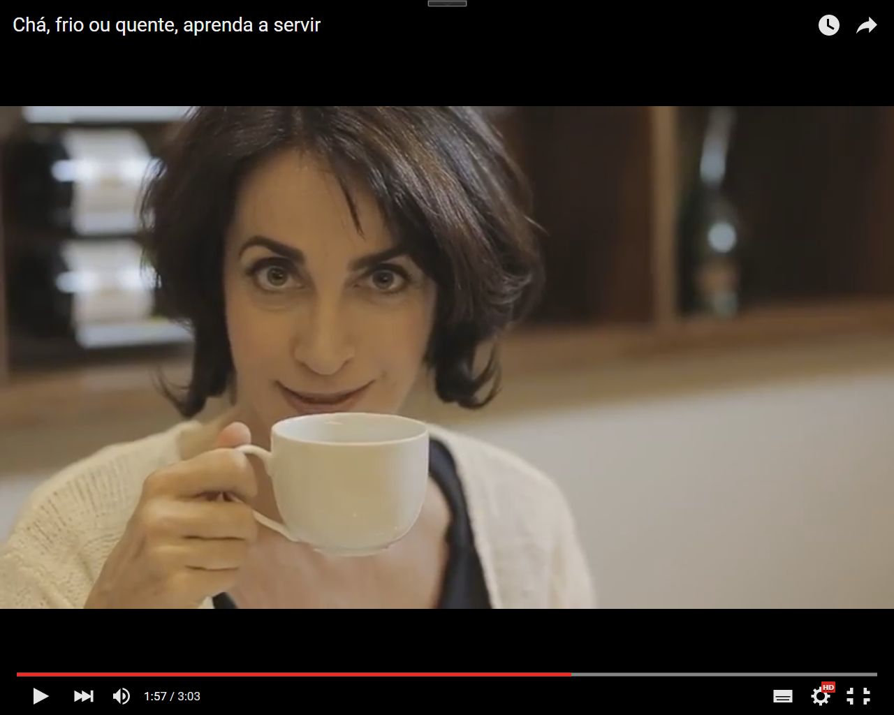 Imagem da jornalista Claudia Matarazzo, apenas do rosto, ela segura na mão direita um xícara de chá, e tem uma expressão de uma boa surpresa.