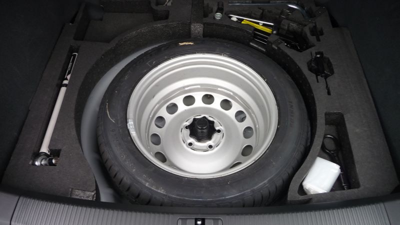 uma foto em close de um pneu bem novinho deitado