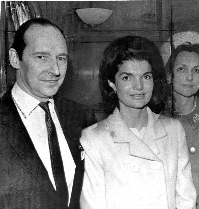 Lord Harlech ao lado de Jackie Kennedy - Ele veste terno escuro e ela veste um conjunto , cor clara. (a foto é preto e branco)