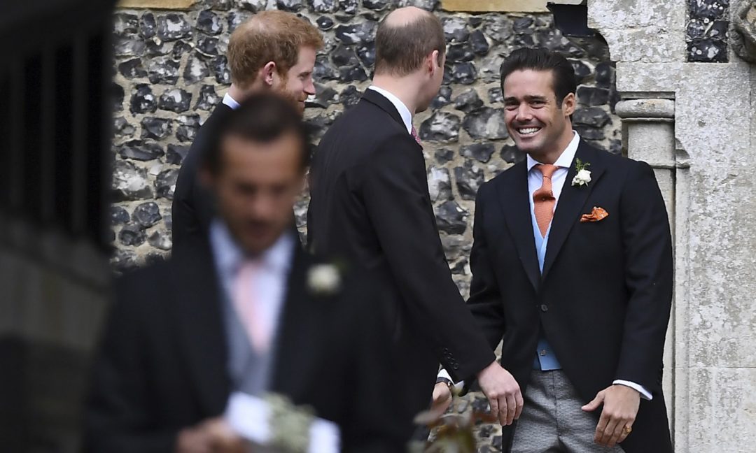 Os príncipes britânicos , usando fraque, chegam para o casamento de Pippa Middleton numa igreja do interior da Inglaterra.