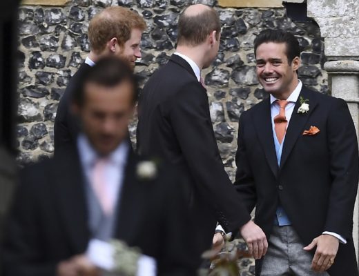 Os príncipes britânicos , usando fraque, chegam para o casamento de Pippa Middleton numa igreja do interior da Inglaterra.