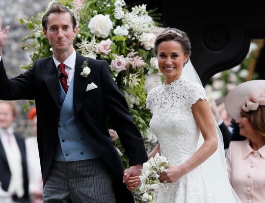Casal Pippa Middleton (irmã da Kate Middleton) e James Matthews, durante a sua saida da igreja após o casamento . Ele veste fraque e ela o clássico vestido branco da noiva.