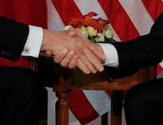 Presidente Donald Trump, tem sua mão apertada fortemente, pelo Presidente Macron da França , durante os cumprimentos formais pelo o Presidente Macron durante uma visita na reunião dos líderes Mundiais.